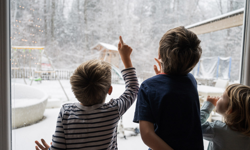 Aktivitäten für Kinder, wenn es draußen stürmt und schneit.